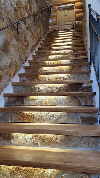 Dřevěné obložení schodiště s LED podsvícením