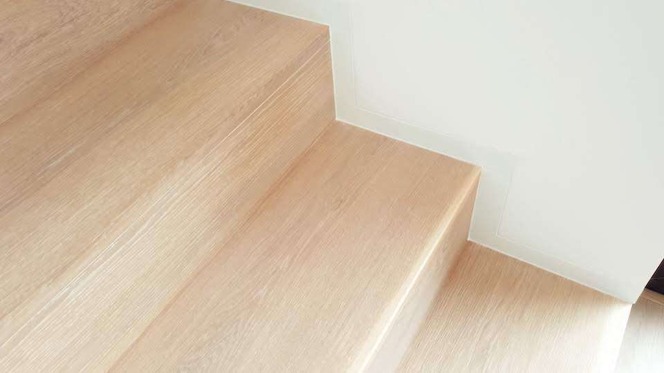 Dřevěné obložení schodiště Dub bělený